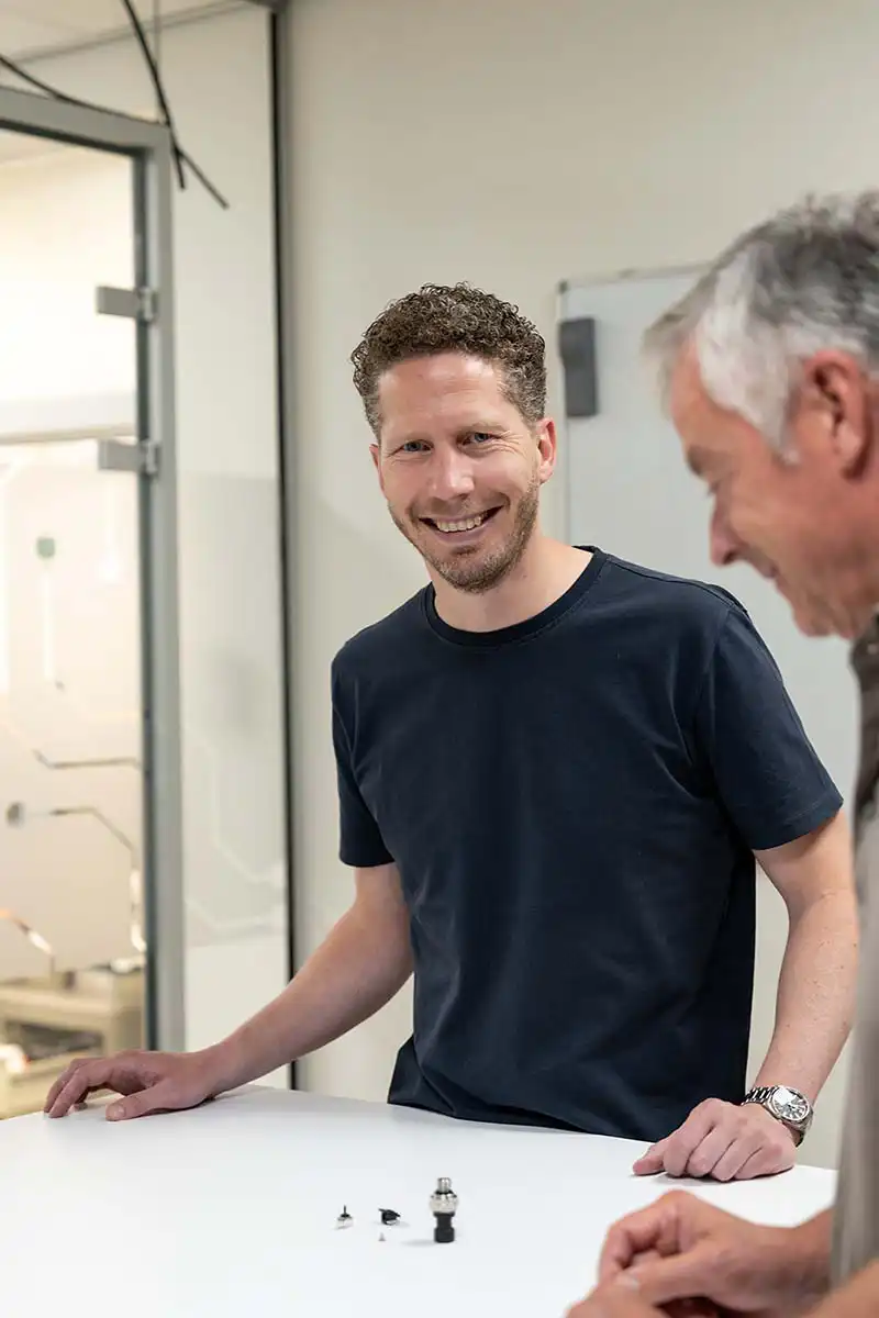 Directeur van Teleson in gesprek met collega over sensoren en machineveiligheid.